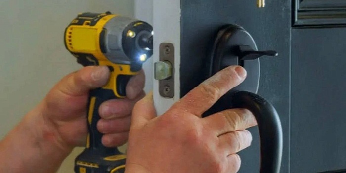 При заказе любой услуги установка глазка и выезд бесплатно