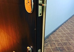 Заменили два замка в металлической двери