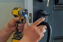 При заказе любой услуги установка глазка и выезд бесплатно