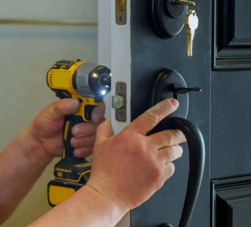 При заказе любой услуги установка глазка и выезд бесплатно